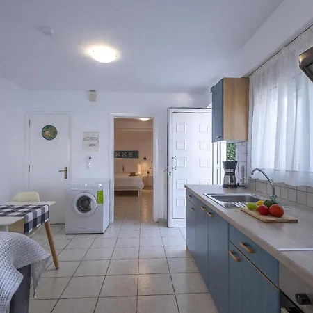 Apartment Zesa Mit Balkon Und Meerblick Kiveri